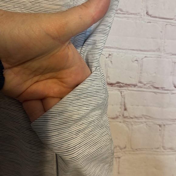 Lululemon Wunder Under Crop (Hi-Rise) side pockets size 4 - Picture 2 of 7